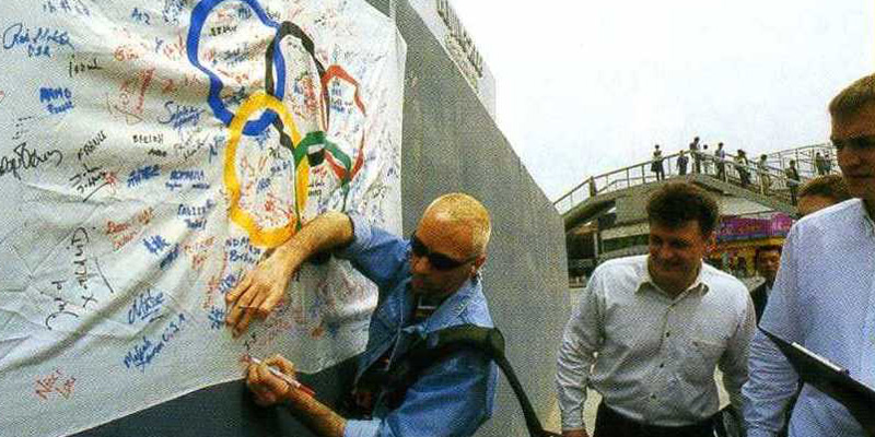 12008 LaoWai (Foreigner) sign up for Beijings Olympic Bid 2008 .